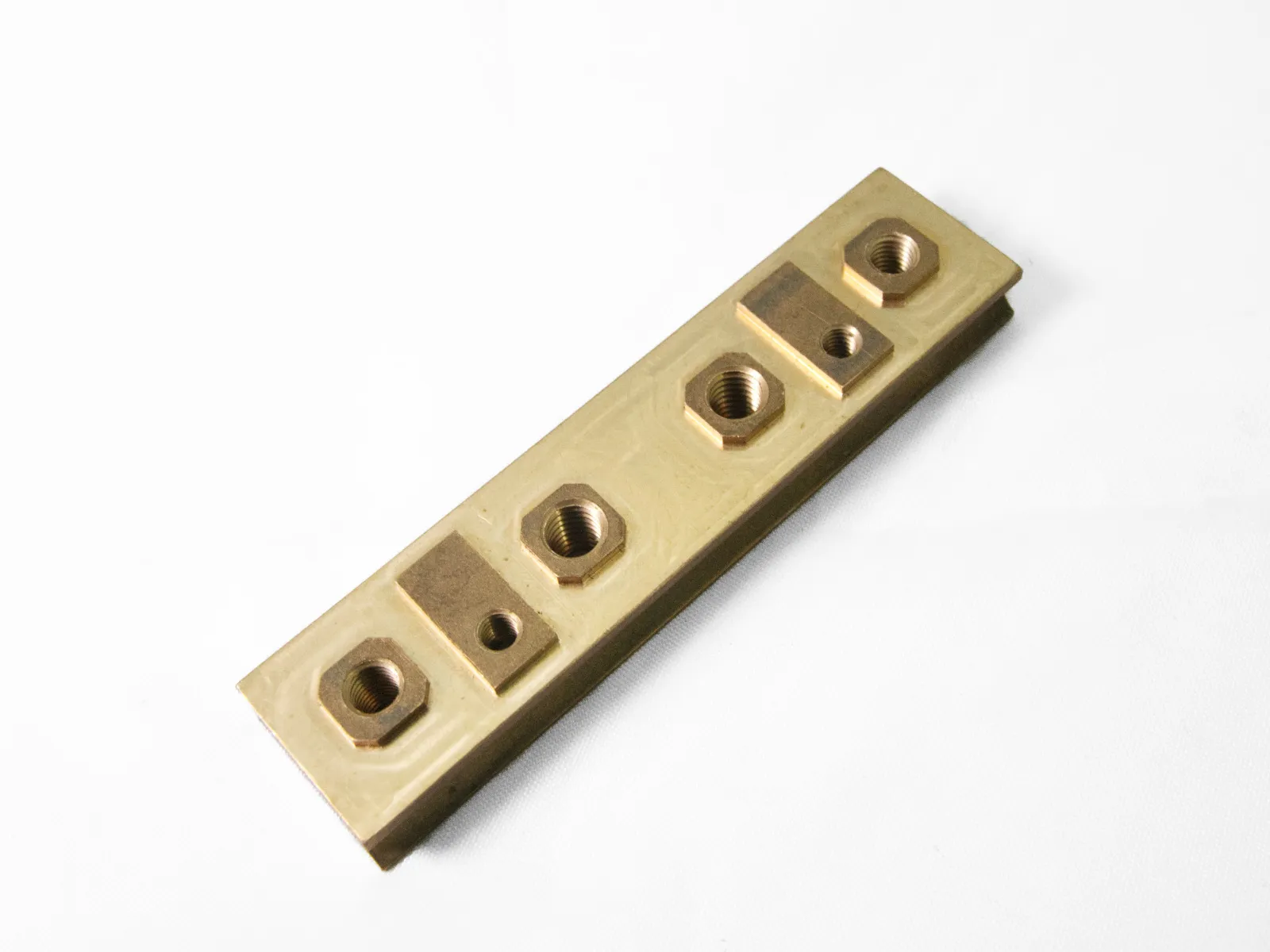 Blocco in ottone con fori filettati