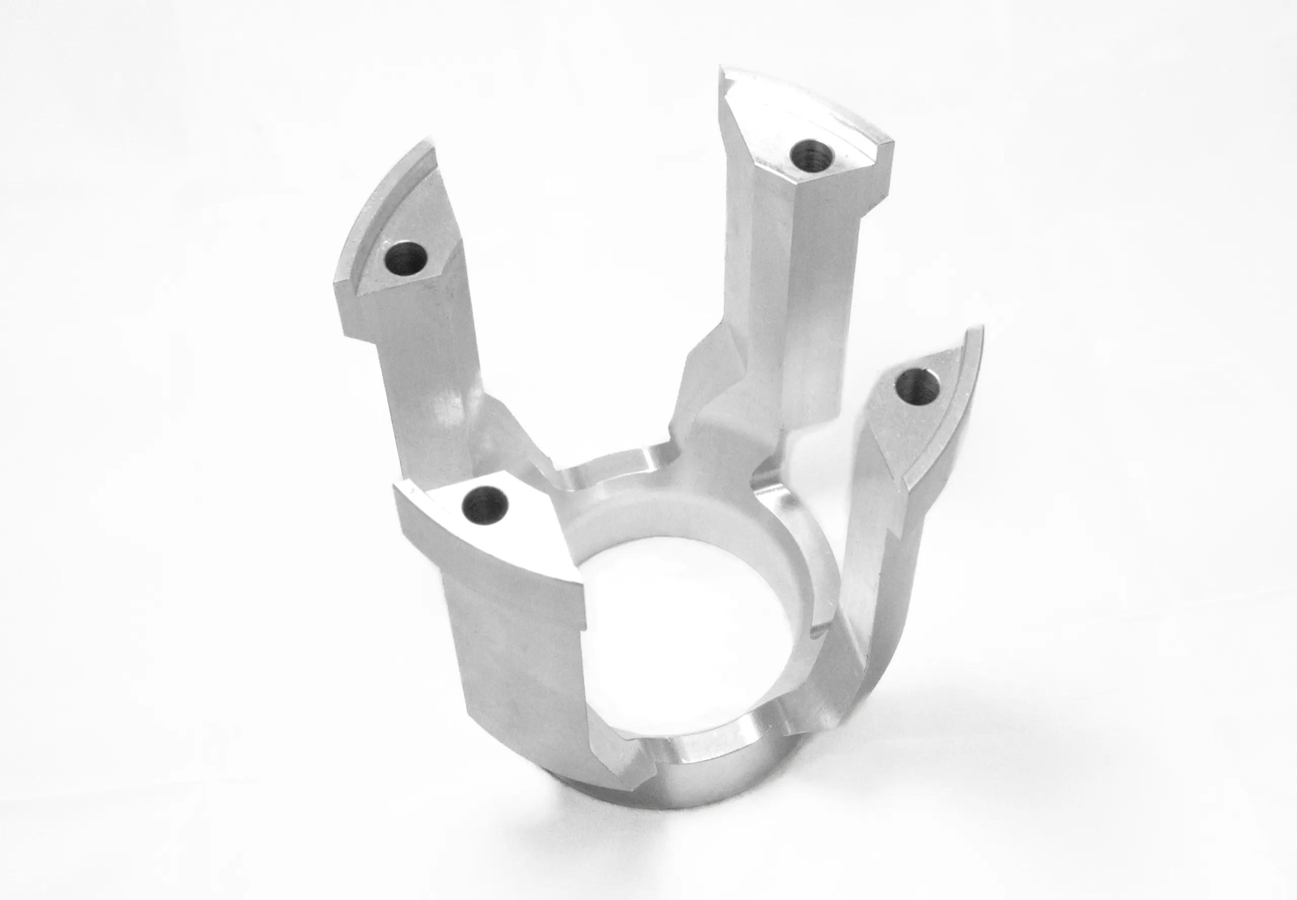 Componente CNC a quattro bracci con apertura centrale e fori di fissaggio
