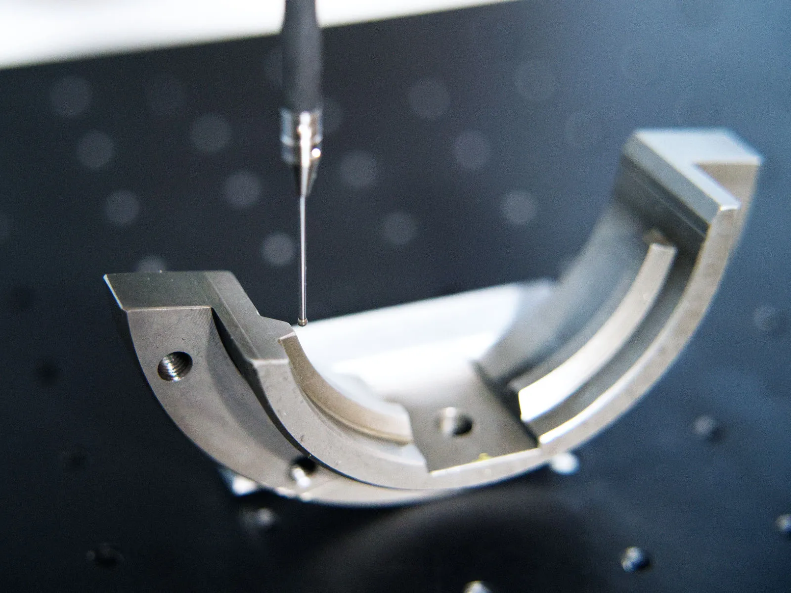 Controllo dimensionale di un pezzo con tastatore di misura